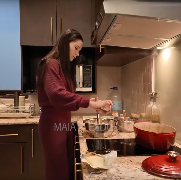 <p>Melalui kanal YouTube <em>@maiaaleldultv</em>, publik akhirnya bisa mengintip secara langsung suasana rumah pasangan ini, Bunda.&nbsp;Mulai dari dapur hingga berbagai ruangan lainnya, setiap area terlihat tertata rapi dan punya sentuhan personal. (Foto: Youtube @maiaaleldultv)</p>