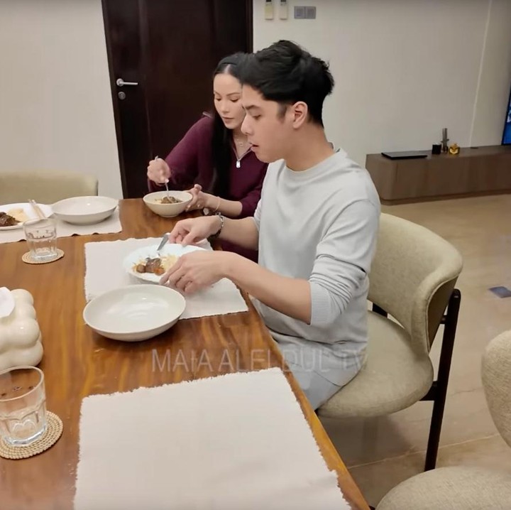 <p>Dalam <em>vlog</em>-nya, Alyssa dan Al juga terlihat menikmati momen makan bersama. Mereka memilih meja kayu yang dipadukan dengan bangku berwarna krem. Suasananya benar-benar <em>cozy</em>, ya, Bunda! (Foto: Youtube @maiaaleldultv)</p>