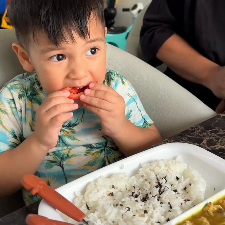 <p>Lewat postingannya di Instagram, Indah membagikan momen ketika Naka begitu antusias menikmati menu yang disiapkan. Salah satunya saat ikan kuah kuning hadir di meja makan, Naka tampak senang dan lahap menghabiskan makanannya, Bunda. (Foto: Instagram @indahpermatas)</p>