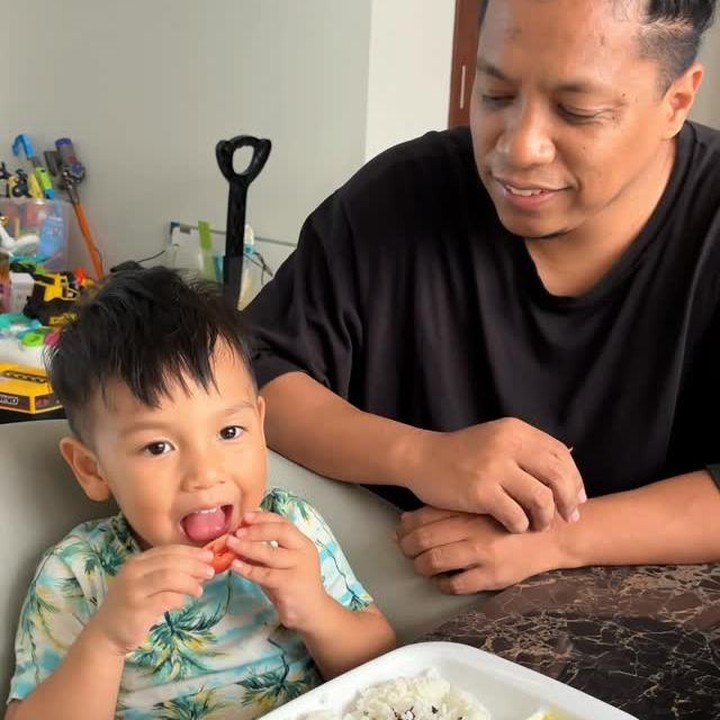 <p>Ditemani oleh sang Ayah, Arie Kriting, suasana pun menjadi hangat saat ia bertanya pada putranya, "Naka <em>happy</em>?" Naka pun menjawab dengan suara lembutnya, "<em>Happy</em>," ucap Naka. (Foto: Instagram @indahpermatas)</p>
