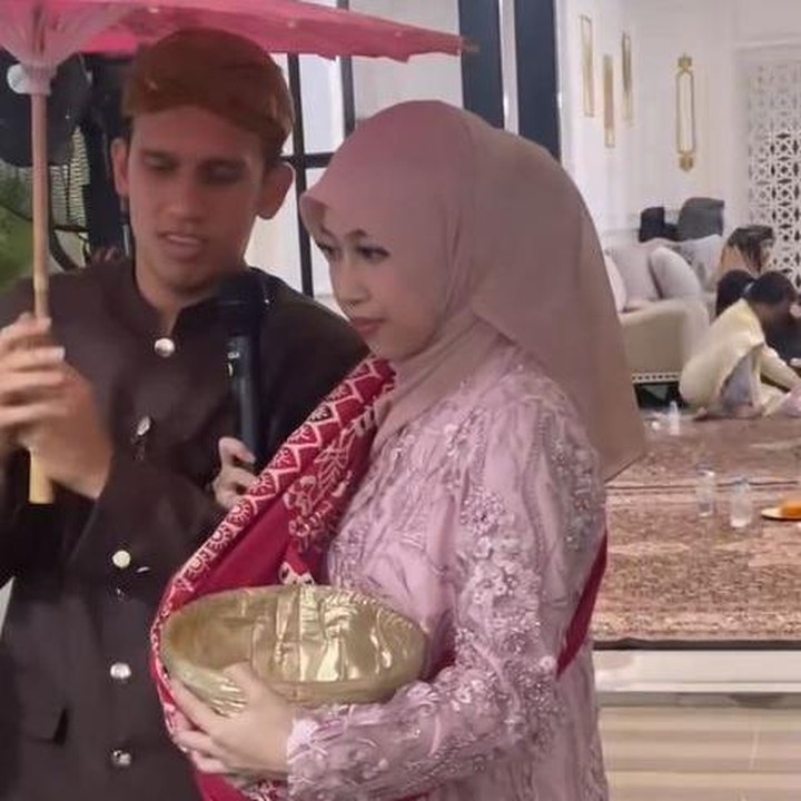<p>Adiba Khanza dan Egy Maulana pertama kali mengumumkan kebar kehamilan pada akhir Juli 2025. Tak sampai sebulan, keduanya mengadakan acara gender reveal untuk mengetahui jenis kelamin anak pertama mereka. Dalam acara ini diketahui bahwa Adiba dan Egy bakal dikaruniai anak perempuan, Bunda. (Foto: Instagram @_ummi_pipik_/ @adiba.knza)</p>