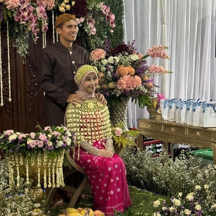 <p>Acara tasyakuran kehamilan pertama Adiba ini dibagikan sang Bunda, Pipik Dian Irawati atau akrab disapa Umi Pipik. Dalam satu momen, Adiba dan suami melakukan tradisi siraman adat Jawa yang merupakan simbol penyucian dan keberkahan. (Foto: Instagram @_ummi_pipik_/ @adiba.knza)</p>