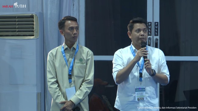 Prabowo memberikan hormat kepada mantan OB bernama Angga dan pengemudi ojek bernama Wawan yang sukses menjadi pengembang rumah subsidi.