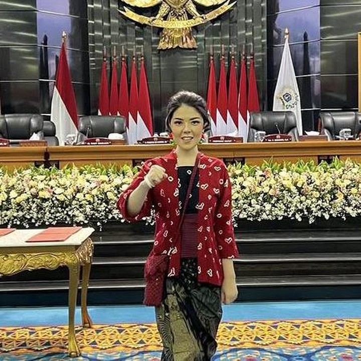 <p>Bunda, siapa yang tak kenal Tina Toon dengan lagu<em> Bolo-Bolo</em> yang sempat hits di masanya? Kini, mantan artis cilik ini memilih jalur berbeda dengan menjadi anggota DPRD DKI Jakarta. Perubahan kariernya ini membuat Tina Toon dikenal sebagai sosok muda yang inspiratif. (Foto: Instagram @tinatoon101)</p>