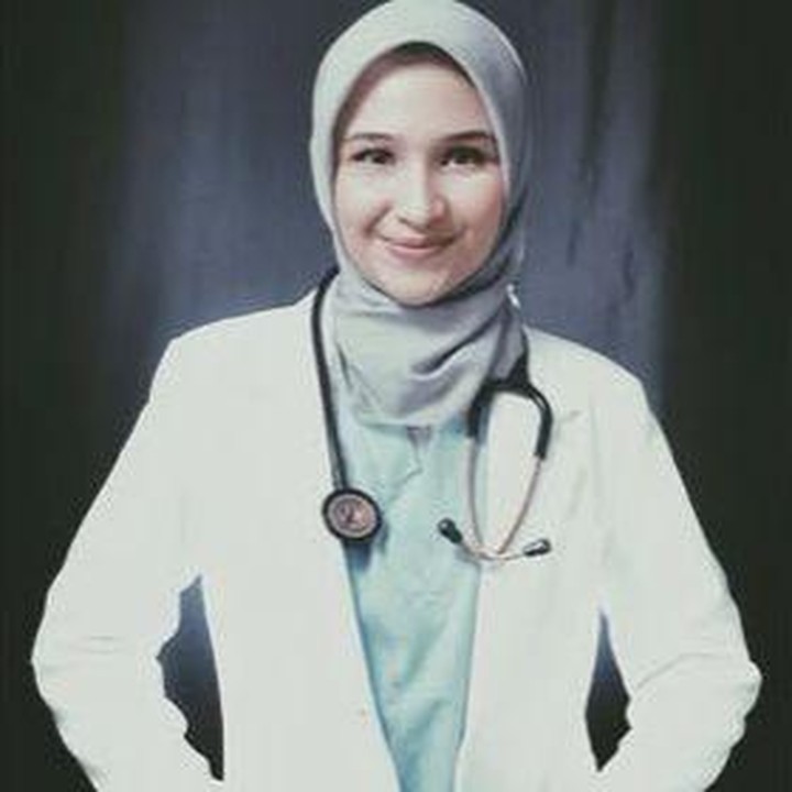 <p>Adik Zee Zee Shahab, Sarah Shahab, dulunya dikenal sebagai aktris cilik yang membintangi sinetron <em>Mawar Sejati Mawar Berduri</em>. Kini, ia menekuni profesi di bidang medis, Bunda. Menilik dari berbagai sumber, Sarah tercatat lulus dari Fakultas Kedokteran Universitas YARSI pada 2014. Ia saat ini menjalani kepaniteraan klinik sebagai dokter muda di RS Moh. Ridwan Meuraksa, Jakarta. (Foto: Instgaram @sarahsyahirahshahab)</p>