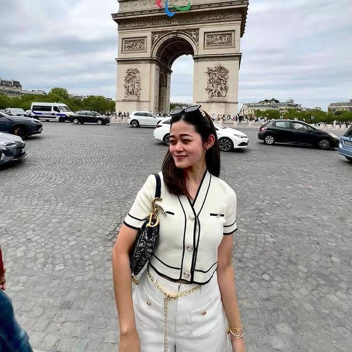 <p>Gisela Cindy dulu dikenal sebagai Pretty di sinetron <em>Tuyul &amp; Mbak Yul</em>. Kini, ia tinggal di Kanada dan menjalani hidup sebagai pekerja sekaligus pebisnis, Bunda. Setelah sempat bekerja di berbagai toko, Gisela memberanikan diri membuka bisnis <em>Party Barn Rental</em> di Toronto. Ia pun kerap berbagi aktivitas lewat&nbsp;<em>vlog</em> kesehariannya di Instagram. (Foto: Instagram @giselacindy12)</p>