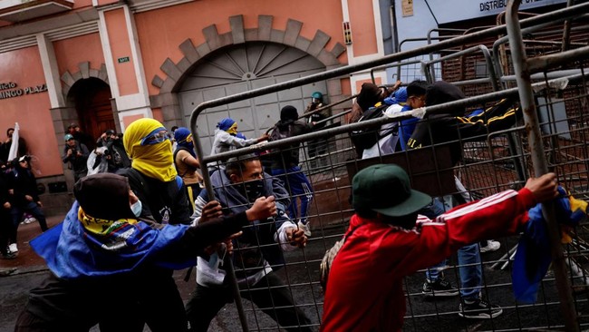 Konvoi Presiden Ekuador Diserang Massa saat Demo Besar-besaran Konvoi Presiden Ekuador Noboa dan rombongan diplomat asing jadi sasaran serangan demo besar-besaran pada Minggu (28/9).
