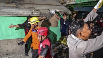 FOTO: Evakuasi Korban Musala Ponpes Al Khoziny Sidoarjo Ambruk