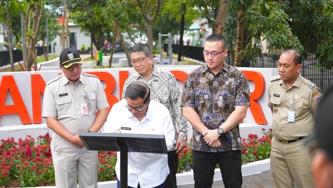 Ide pembangunan Taman Bugar berasal dari kebutuhan masyarakat akan ruang terbuka hijau di Kebon Jeruk, Jakarta Barat.