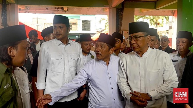 Ketua Umum PBNU, Yahya Staquf, mengunjungi korban ambruknya musala di Sidoarjo.