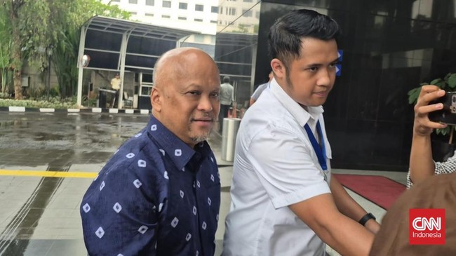 Ilham Akbar Habibie menandatangani berita acara pengembalian mobil Mercedes Benz di KPK. Mobil sempat disita terkait dugaan korupsi pengadaan iklan di Bank BJB.