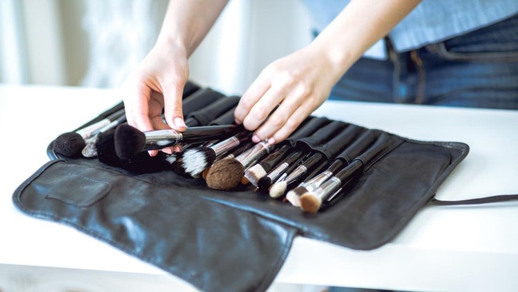 Ilustrasi kuas makeup Ilustrasi kuas makeup