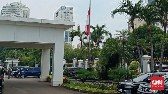 Kompleks Istana Kepresidenan Jakarta mengibarkan bendera setengah tiang untuk memperingati Peristiwa G30S 1965. Imbauan pemerintah berlaku pada 30 September.