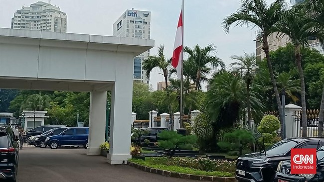 Kompleks Istana Kepresidenan Jakarta mengibarkan bendera setengah tiang memperingati Peristiwa Gerakan 30 September 1965.
