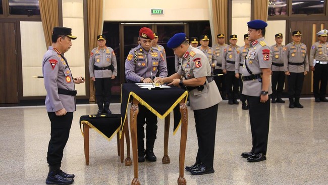 Kapolri Jenderal Listyo Sigit Prabowo memimpin sertijab Kabaintelkam dan Dankor Brimob. Pejabat baru diharapkan adaptif menghadapi tantangan keamanan.