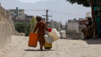 FOTO: Anak-anak Afghanistan Korbankan Sekolah Demi Setetes Air Bersih