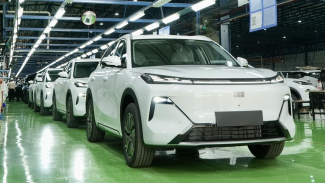 Geely menggandeng Handal Indonesia Motor untuk memproduksi mobil mereka di dalam negeri.