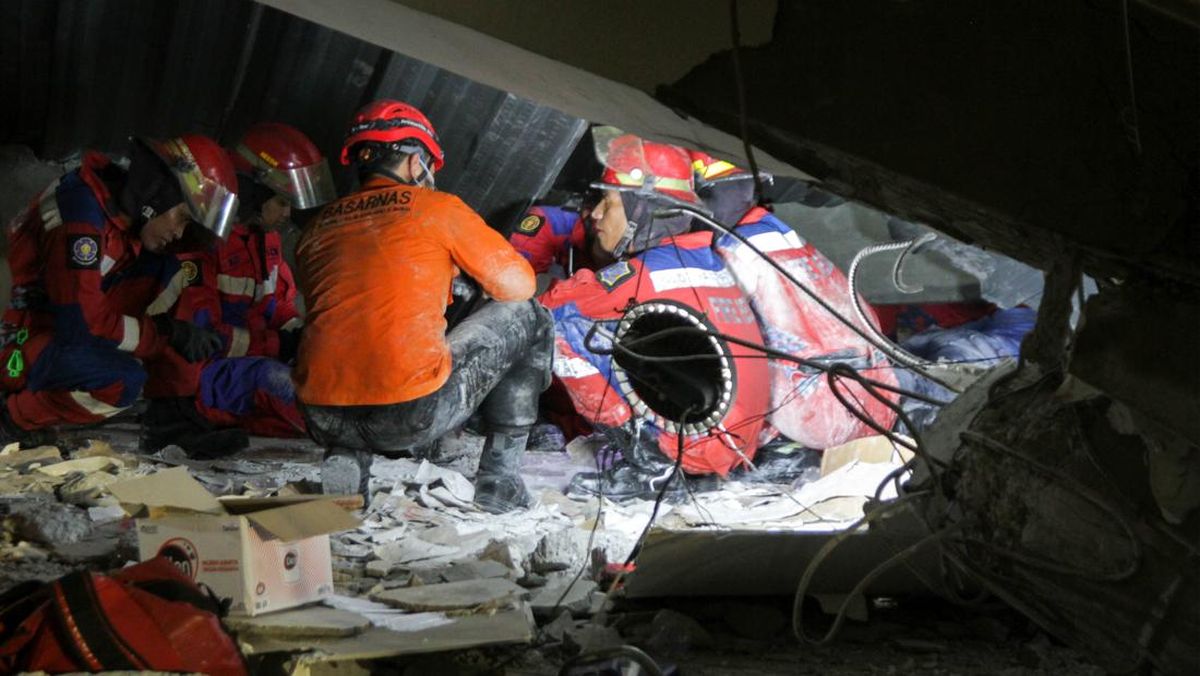 7 Santri Terdeteksi Masih Bertahan Hidup Terjebak di Reruntuhan Musala