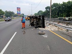Tabrak Pembatas Jalan, Mobil Pikap Terguling-Muatan Tumpah di Tol Bintara