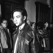 Unggah Foto Hitam Putih, Aura Bintang Hyunjin Stray Kids Makin Bersinar di Versace Spring Summer 2026 Show