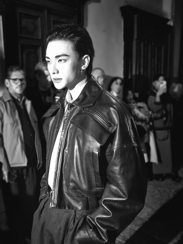 Unggah Foto Hitam Putih, Aura Bintang Hyunjin Stray Kids Makin Bersinar di Versace Spring Summer 2026 Show