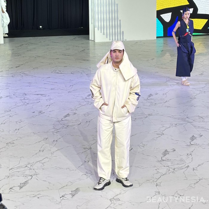 Ada juga gaya streetwear khas Moneyman Works yang biasanya penuh warna, dibuat dengan warna lebih soft dan sedikit aksen abstrak. (Foto: Rini Apriliani/Beautynesia)