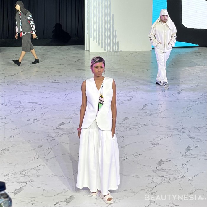 Seperti yang dikatakan oleh Dana Maulana, ‘Fashion Forward’ juga menggambarkan koleksinya kali ini. Salah satu potret koleksi ini terlihat trendy dan artsy. Ia membuat vest blazer putih dengan sedikit aksen abstrak yang membuatnya tidak terkesan monoton. (Foto: Rini Apriliani/Beautynesia)