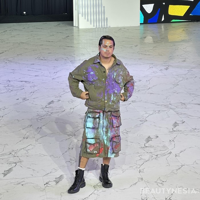 Danjyo Hiyoji, Ade Habibie, dan Moneyman Works juga memiliki koleksi keren lainnya seperti yang dibawakan oleh Kevin Julio. Gaya streetwear penuh warna canvas. (Foto: Rini Apriliani/Beautynesia)