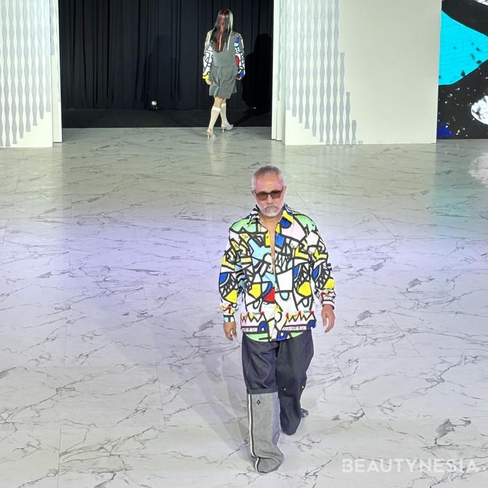Salah satu potret koleksinya, kemeja dengan full motif abstrak khas Ade Habibie yang dipadukan dengan jeans bergaya streetwear khas dari Moneyman Works, digunakan oleh Lukman Sardi dalam acara Fashion Nation Senayan City 2025. (Foto: Rini Apriliani/Beautynesia)