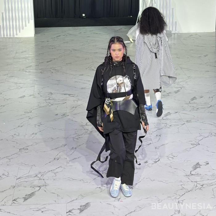 Tiga brand yang berkolaborasi dalam No Border adalah dBX oleh Daniel Boey dari Singapura, MORAL dan Drunk Dad dari Indonesia. Ketiganya membawa perspektif unik terhadap fashion sesuai gaya mereka pada narasi kolektif atas “style without borders”. (Foto: Rini Apriliani/Beautynesia)