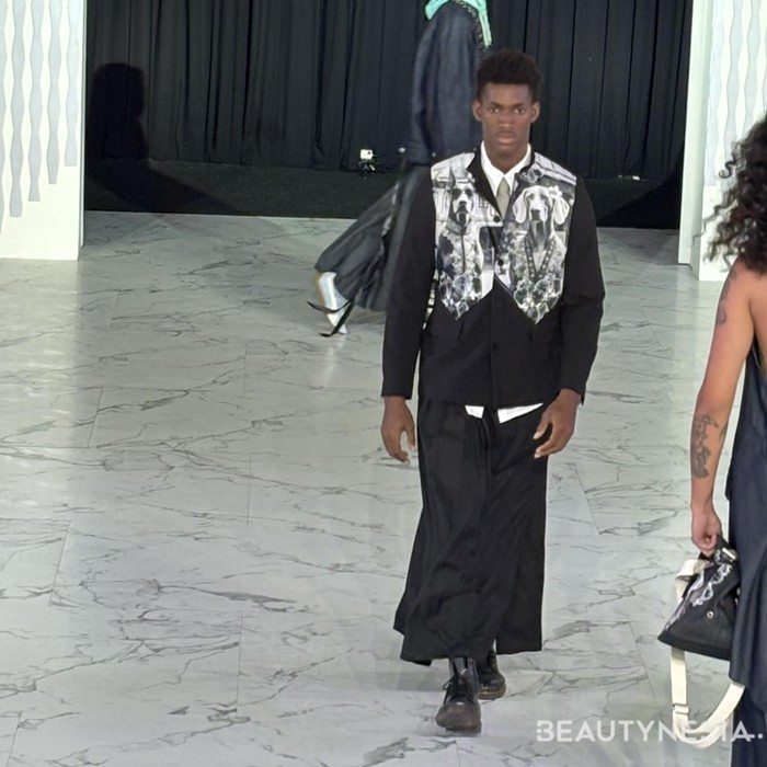 Sentuhan gambar-gambar anjing juga dibuat pada blazer yang biasanya hanya dibuat polos satu warna saja. Dalam 17 koleksinya, dBX berkolaborasi dengan Furry Tales with MTJ, M0nsterbyMirl, dan ESH. (Foto: Rini Apriliani/Beautynesia)