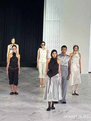 10 Potret Koleksi 'No Border', Kolaborasi Desainer Indonesia dan Singapura di Fashion Nation 2025