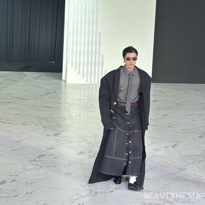 Tak kalah menarik, MORAL menghadirkan tiga coat. Namun, satu coat di antaranya memiliki berat yang hampir 15 kilogram. Hal ini karena ia menggunakan selvedge denim yang memiliki berat di atas 14 oz, yang diproduksi di Bandung. (Foto: Rini Apriliani/Beautynesia)