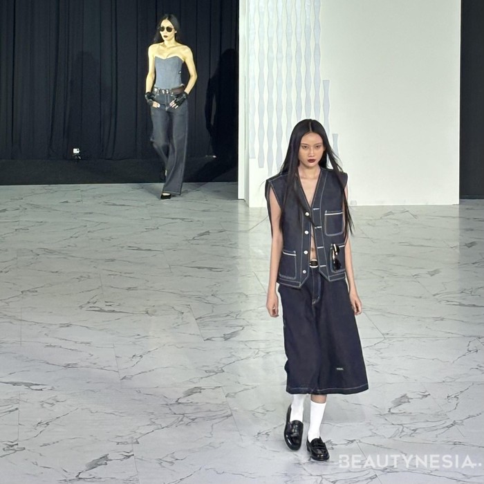Total ada 13 koleksi yang ditampilkan. Salah satu koleksinya, ada vest denim kekinian yang dipadukan dengan baggy shorts denim. (Foto: Rini Apriliani/Beautynesia)