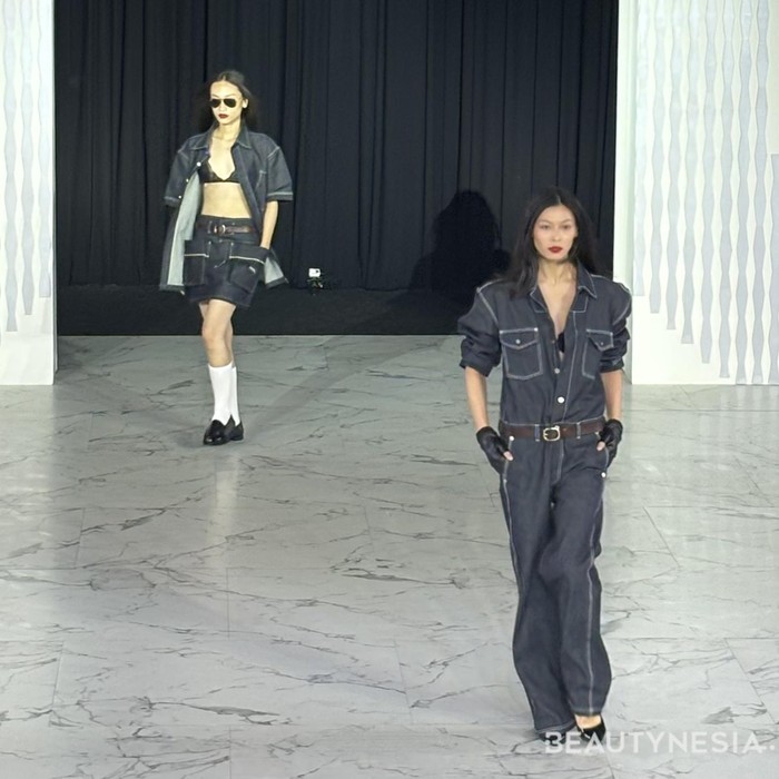 Terakhir, MORAL menampilkan koleksi “INDIGO” yang memadukan keberanian dan keanggunan. Andandika Surasetja ingin kembali menghadirkan era denim yang dulu sempat populer di Bandung tahun 90-an. Namun, hadir dengan lebih kekinian. (Foto: Rini Apriliani/Beautynesia)