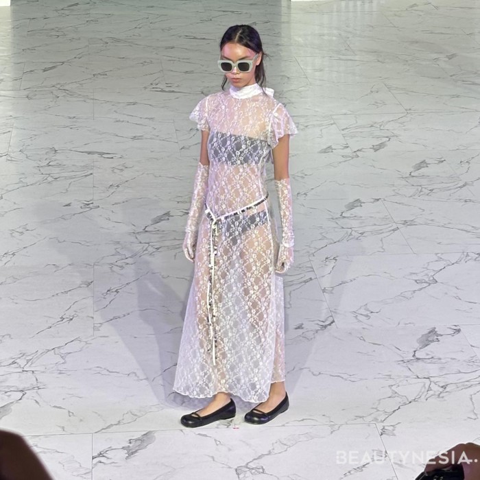 Selanjutnya, Drunk Dad menghadirkan 12 koleksi bertajuk “A Modern Lover” yang mengungkapkan visi keintiman, individualitas, dan mode tanpa batas yang berani. Salah satu koleksi menariknya ada gaun berbahan lace atau kain renda. (Foto: Rini Apriliani/Beautynesia)