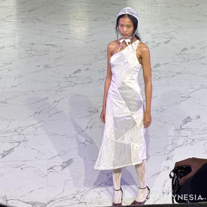 Koleksi lainnya, gaun dengan perpaduan dua kain berbahan, yakni silk dan renda yang dibuat dengan tampilan asimetris yang artistik. Gaun ini terlihat anggun, tapi juga tidak menghilangkan identitas edgy ciri khas dari Drunk Dad. (Foto: Rini Apriliani/Beautynesia)
