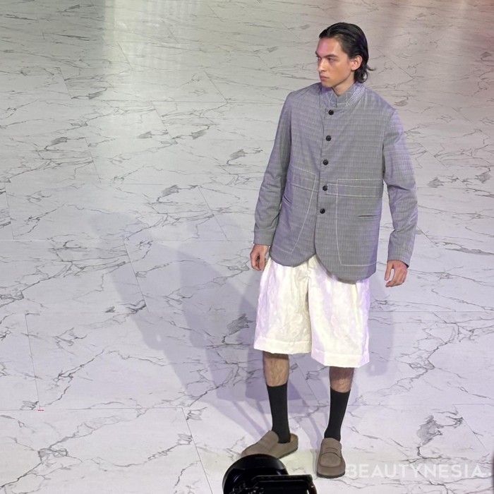 Pada koleksi pria, Drunk Dad memadukan blazer abu-abu yang memiliki kesan formal dengan celana pendek longgar berbahan satin. Perpaduan formal dan santai dalam satu outfit. (Foto: Rini Apriliani/Beautynesia)