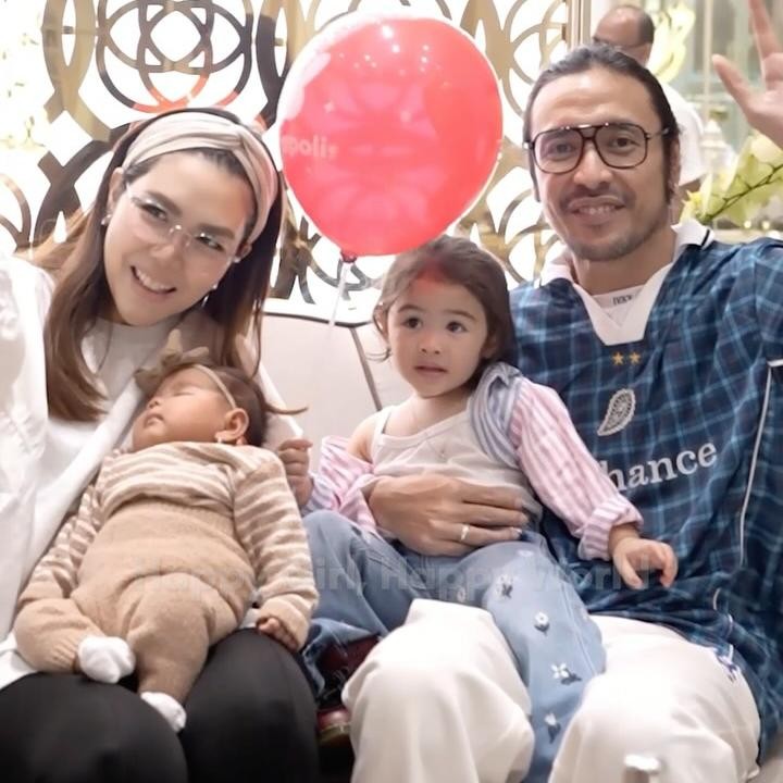 <p>Sudah tiga tahun Marcello Tahitoe, atau yang akrab disapa Ello, membangun rumah tangga bersama Cindy Maria sejak menikah pada 2022 lalu. Dari pernikahan keduanya, pasangan ini telah dikaruniai dua putri cantik yang diberi nama Dunia Tahitoe dan Darah Tahitoe. (Foto: Instagram @marcello_tahitoe)</p>