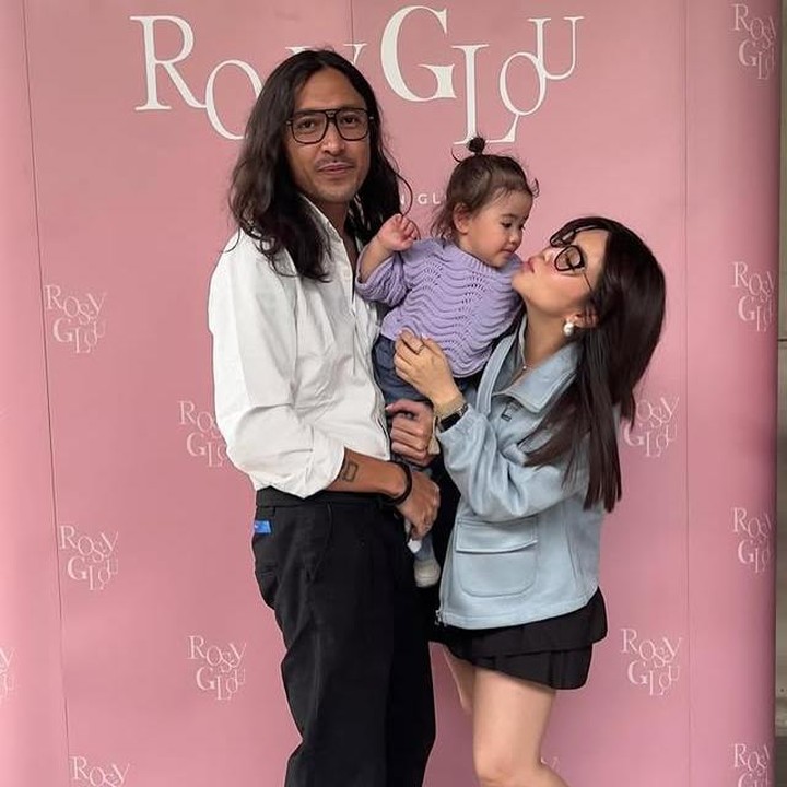 <p>Ello juga tak jarang memperlihatkan sisi hangatnya sebagai suami dan Ayah. Dalam salah satu kesempatan, ia mengajak putrinya untuk mendukung Cindy saat meluncurkan produk kecantikan miliknya. "<em>We&rsquo;re here to support mama</em>!! <em>Congrats mama @cindymariatahitoe</em> untuk <em>launch product</em> <em>skin care</em>-nya. Mudah-mudahan jadi berkat buat orang banyak ya," kata&nbsp;Ello. (Foto: Instagram @marcello_tahitoe)</p>