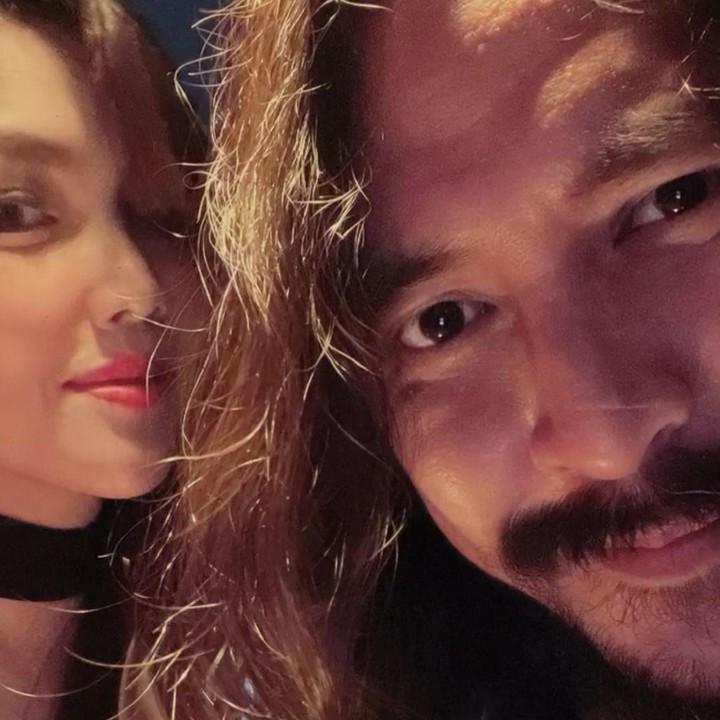 <p>"SURAT CINTA UNTUK SUAMIKU. Sayangku, super super romantis, aku bangga memanggilnya suami! SELAMAT ULANG TAHUN PERNIKAHAN KE-3!! Sebuah momen bersejarah, sayang. 2021 pacaran, 6 bulan kemudian kami bertunangan, 2022 kami menikah, 2023 Dunia lahir ke dunia, 2024 Darah juga lahir ke dunia dan 2025 kami resmi menjadi <em>Fantastic Four</em>!!!" tulis Cindy. (Foto: Instagram @marcello_tahitoe)</p>