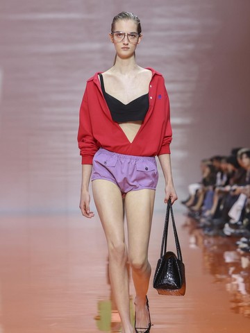 Potret Koleksi Prada Spring/Summer 2026 yang Berani Menyimpang dari Norma
