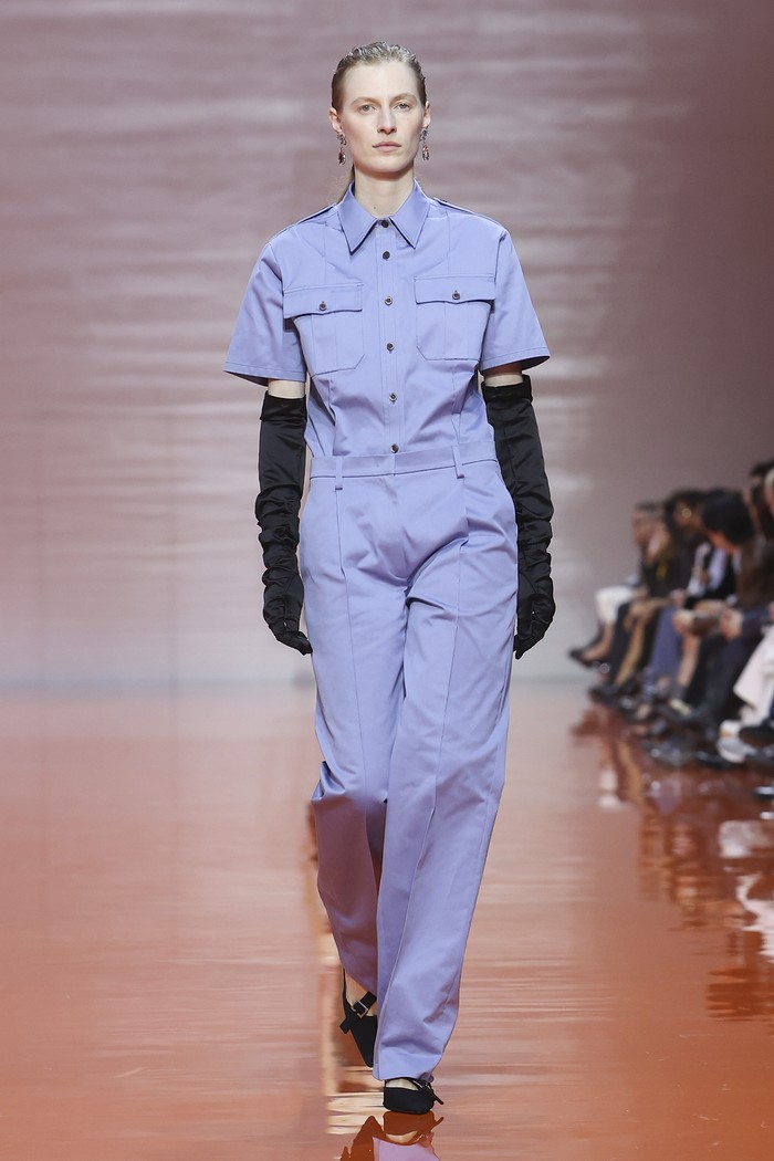 Prada kembali memeragakan koleksi Spring/Summer 2026 dalam agenda Milan Fashion Week 2026, Beauties. Perhelatannya berlangsung pada hari Rabu (26/9/2025) di Deposito di Fondazione Prada, Milan/ Foto: Courtesy of Prada