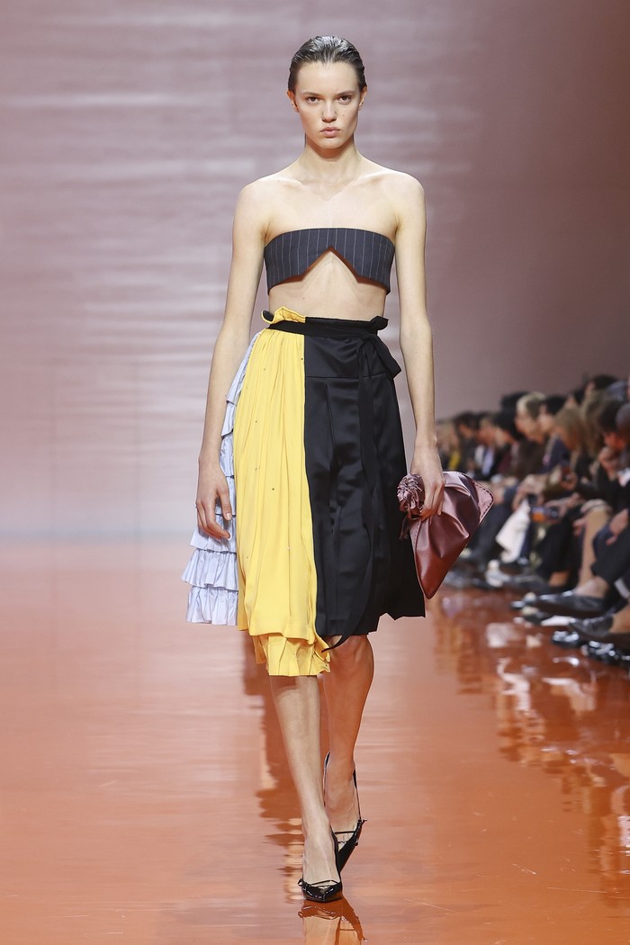 Bralette dalam berbagai warna dan desain ekstentrik merupakan satu di antara banyaknya highlight koleksi. Fashion item yang biasanya menjadi underwear ini justru sengaja diperlihatkan, menyuguhkan impresi berani dan sensual/ Foto: Courtesy of Prada