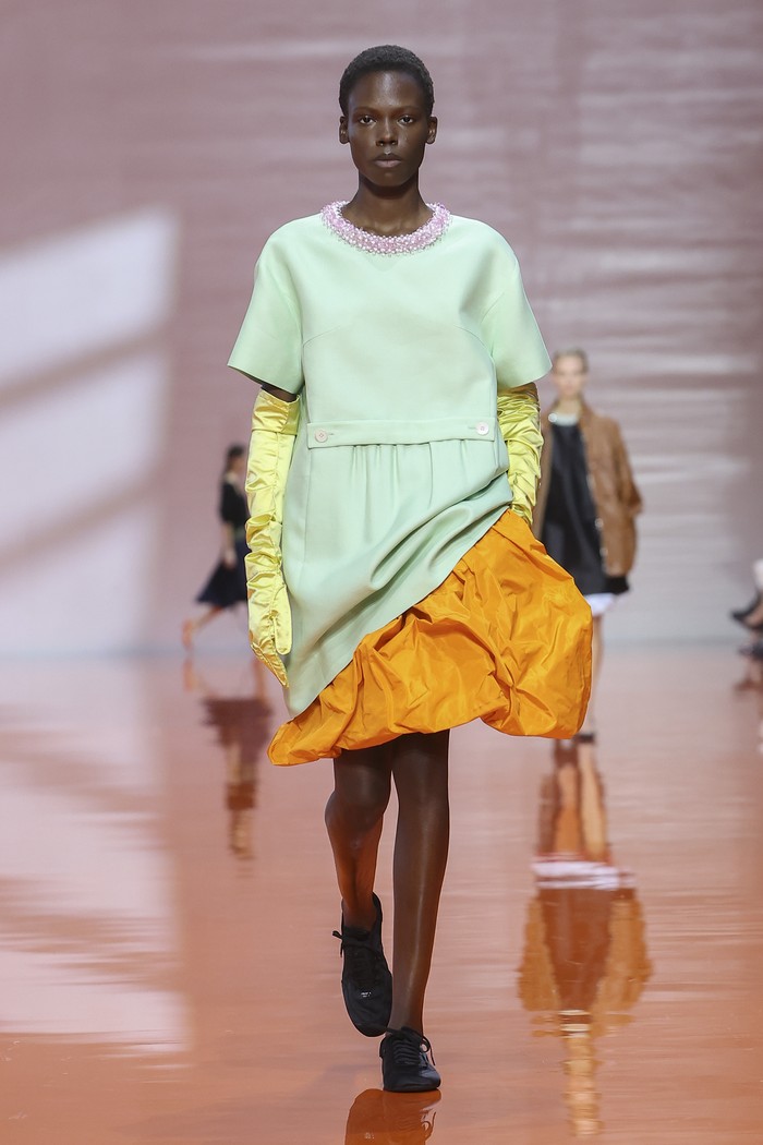 Banyak looks juga memperlihatkan kelihaian Prada untuk memainkan proporsi. Antara menyandingkan siluet bervolume dengan yang sleek, tapi disusun sedemikian rupa agar tampak flattering/ Foto: Courtesy of Prada