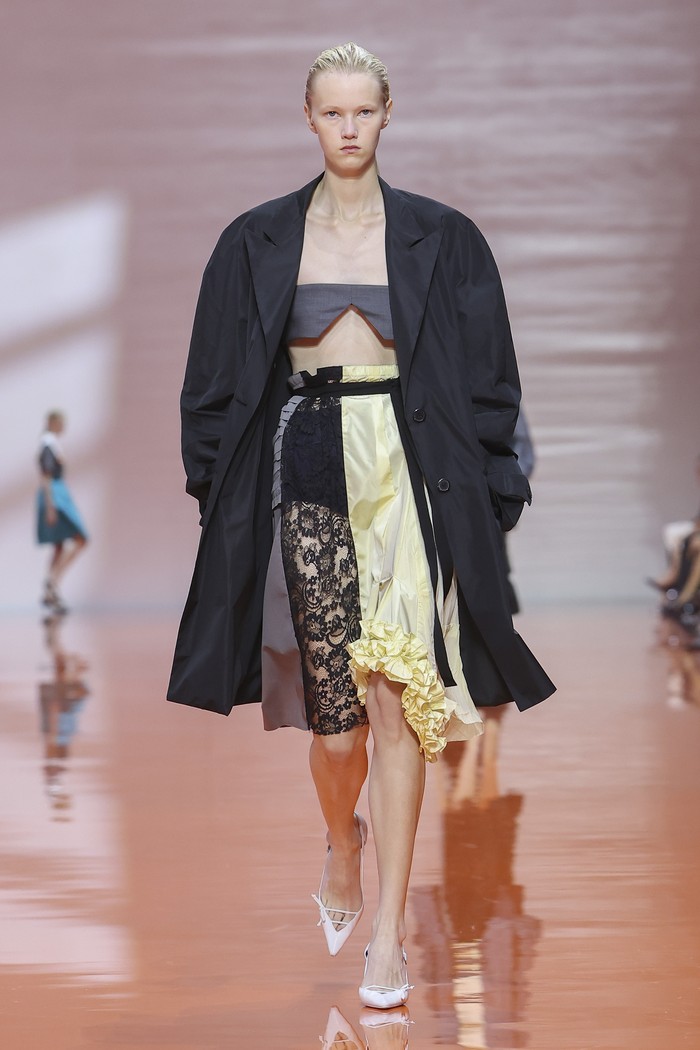 Pakaian dibentuk secara tidak konvensional mengikuti bentuk tubuh, dan strukturnya diminimalkan./ Foto: Courtesy of Prada