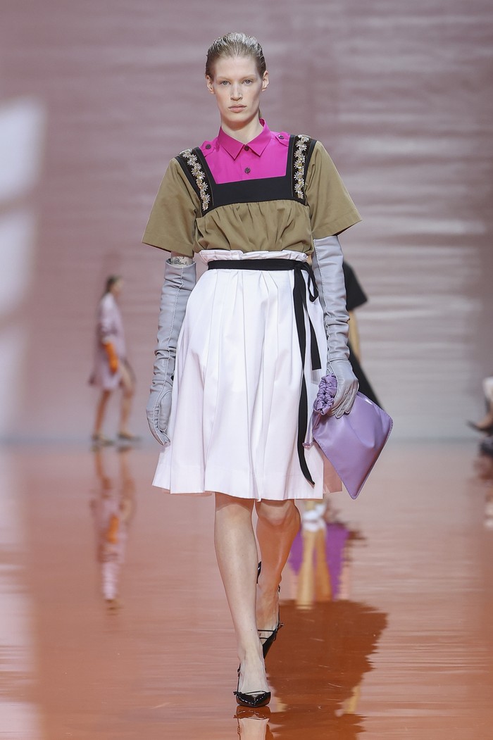Koleksi kali ini juga berani dalam memainkan warna dan bahan, menyuguhkan nuansa color-blocking yang apik dan playful. Look mana yang jadi favoritmu, Beauties?/ Foto: Courtesy of Prada