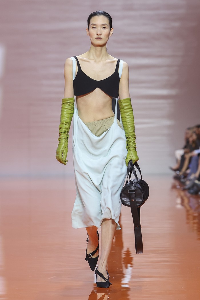 Melalui koleksi Spring/Summer 2026, Prada tak hanya menantang norma dalam berpakaian, tapi juga meredefinisikan sifat-sifat dasarnya. Rok berbahan ringan memiliki titik berat di bahu sehingga tampak seperti overalls kasual tanpa bib hingga brasserie tanpa struktur/ Foto: Courtesy of Prada