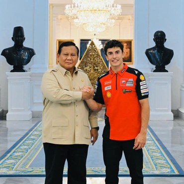 Salam & Curhat ke Prabowo, Ini 7 Potret Marc Marquez Melokal di Mandalika
