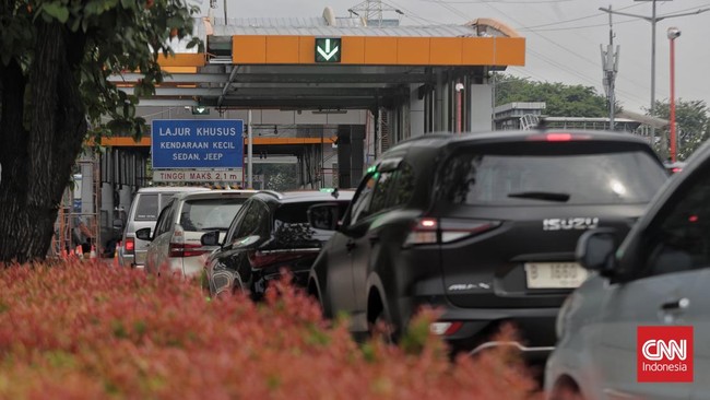 Aksi massa di Pejompongan, Jakarta, menyebabkan penutupan sementara gerbang tol. Situasi kini normal dan akses tol telah dibuka kembali.